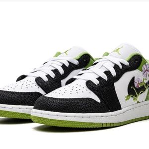 Air Jordan Low Floral Women’s size 7, Men’s size 6